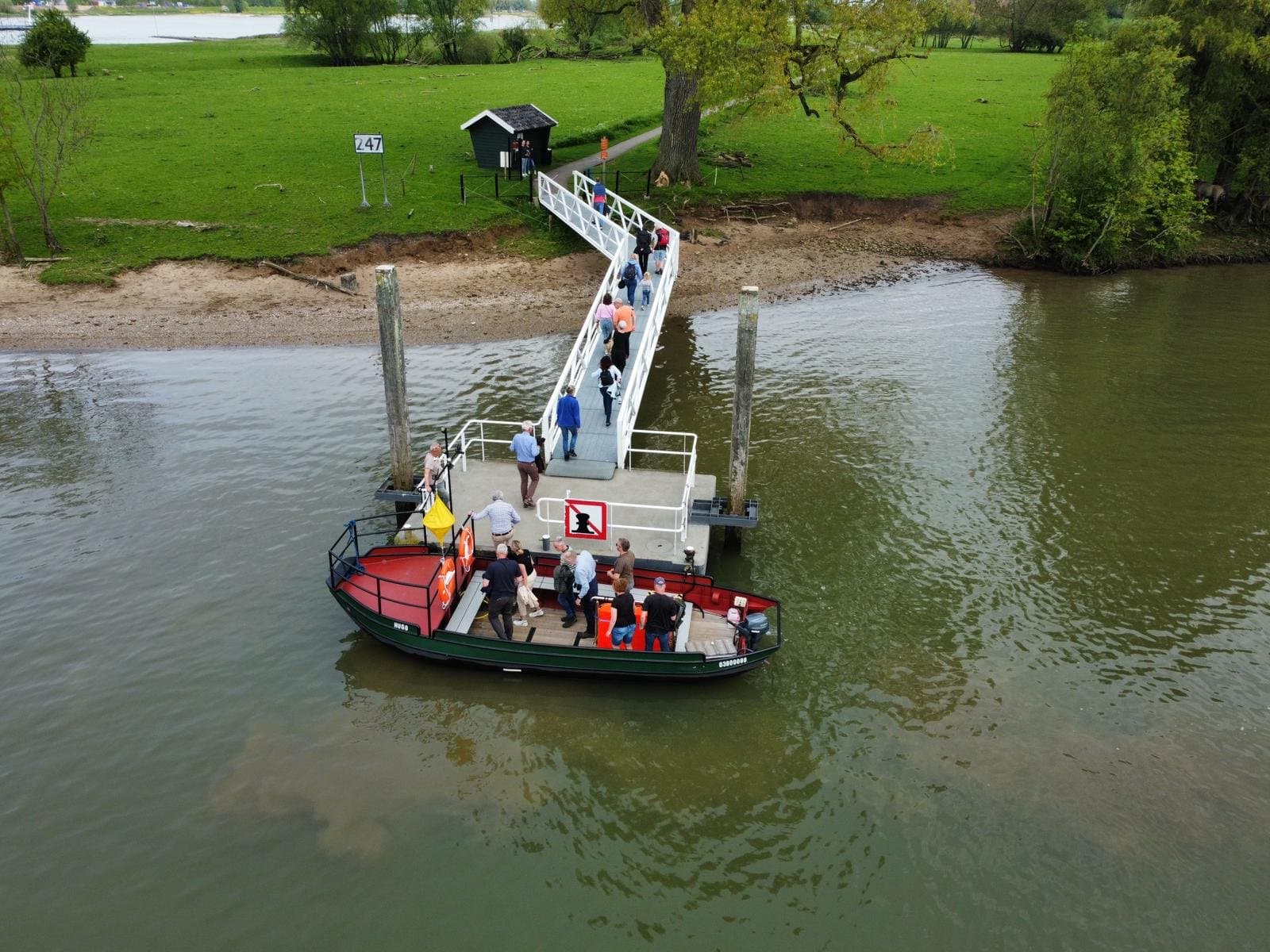 Voet- Fietsveer van Woudrichem naar Slot Loevestein Voet- Fietsveer van Woudrichem naar Slot Loevestein