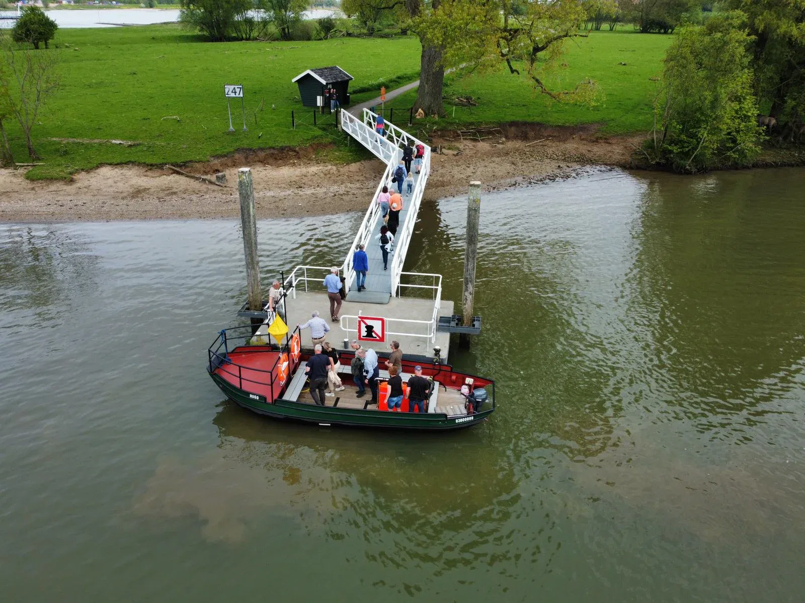 Voet- Fietsveer van Woudrichem naar Slot Loevestein