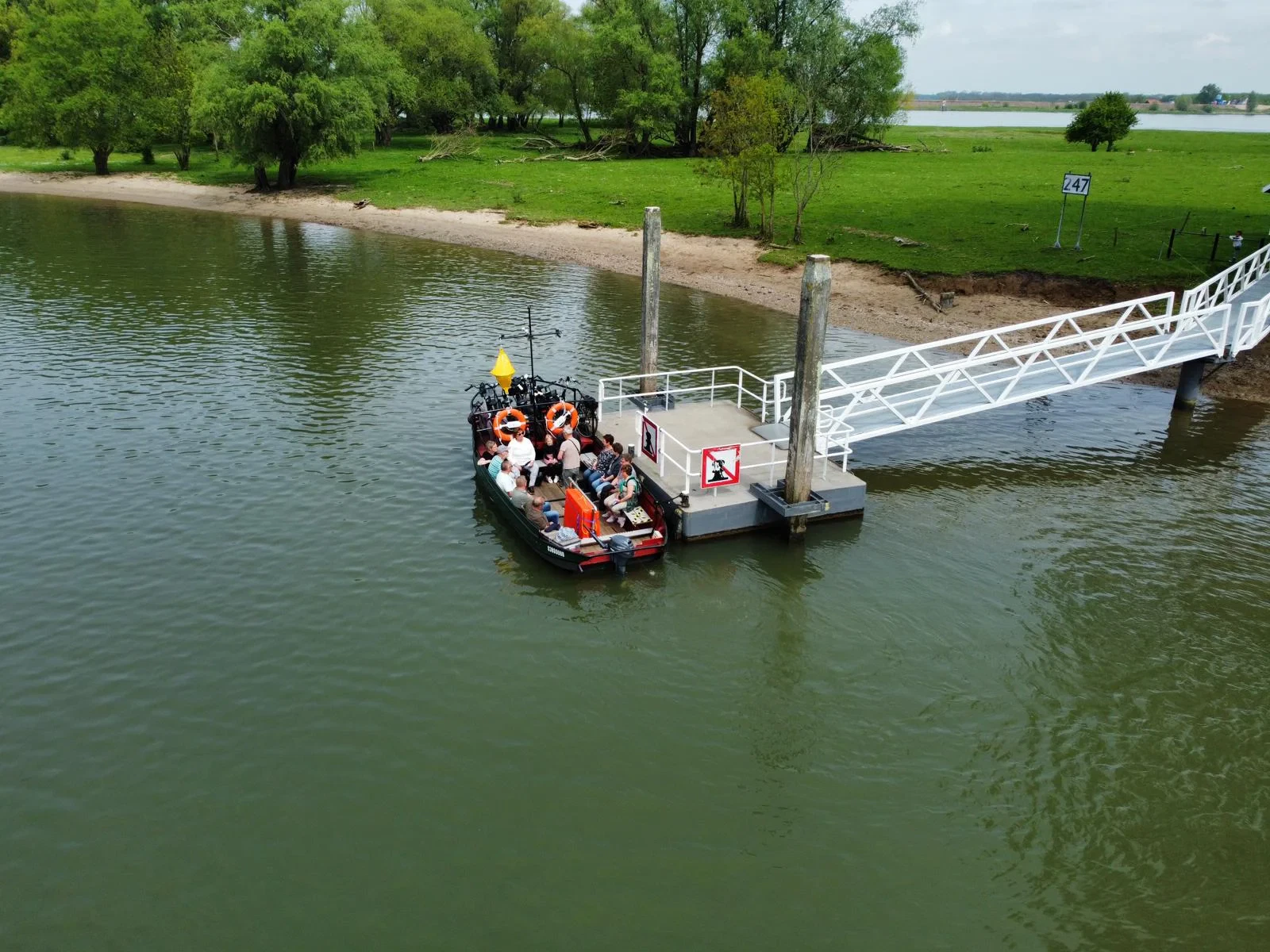 Voet- Fietsveer Woudrichem - Slot Loevestein