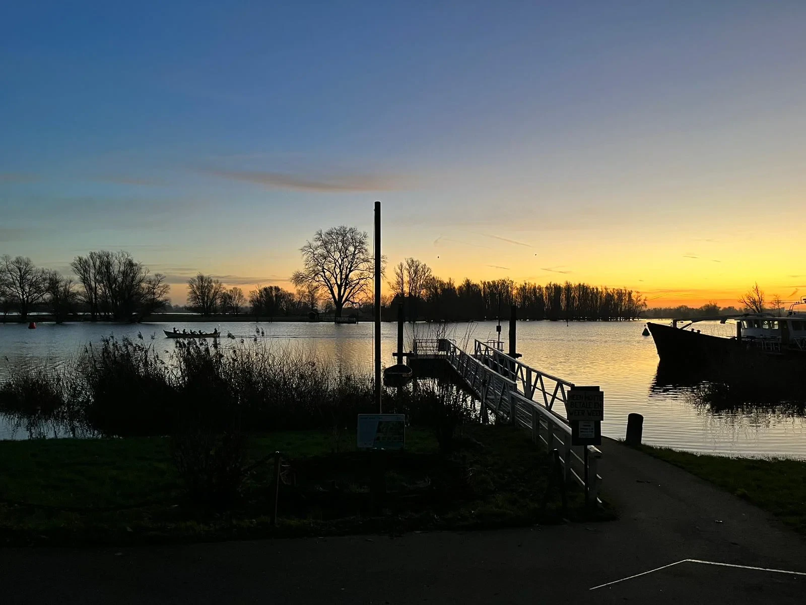 Voetveer Woudrichem ondergaande zon